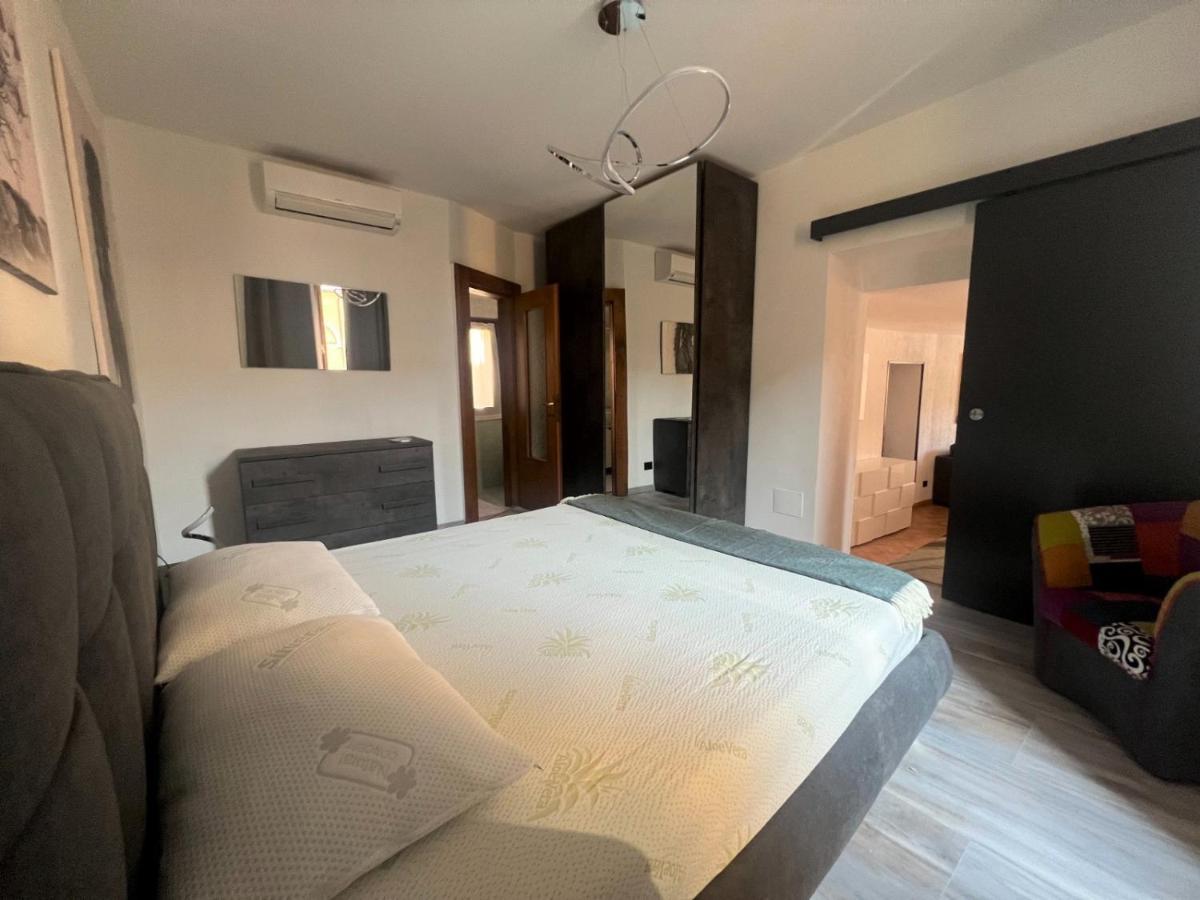 Apartment In Central Square With Lake View เลนโน ภายนอก รูปภาพ