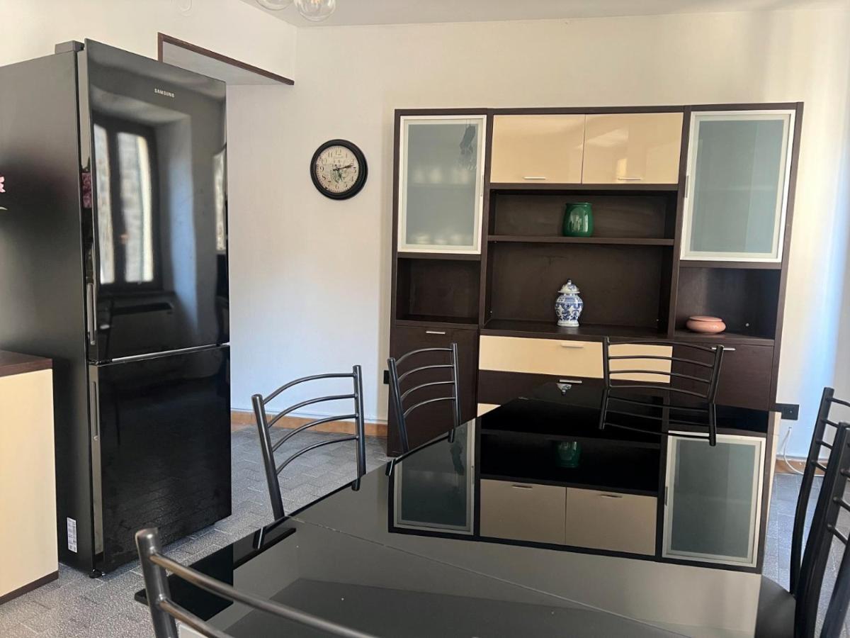 Apartment In Central Square With Lake View เลนโน ภายนอก รูปภาพ