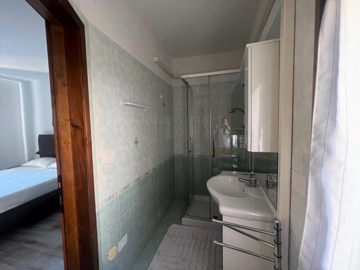 Apartment In Central Square With Lake View เลนโน ภายนอก รูปภาพ