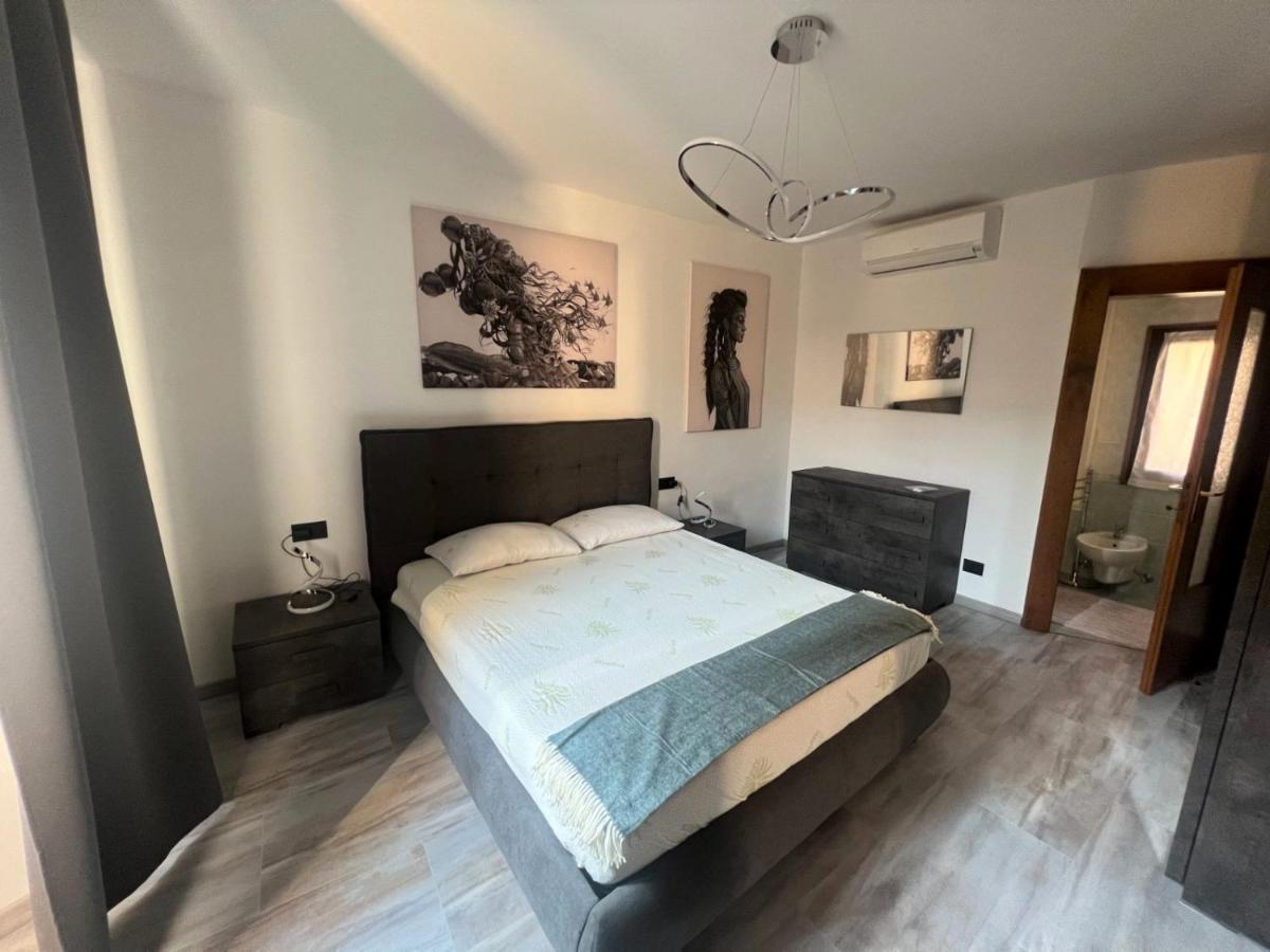 Apartment In Central Square With Lake View เลนโน ภายนอก รูปภาพ